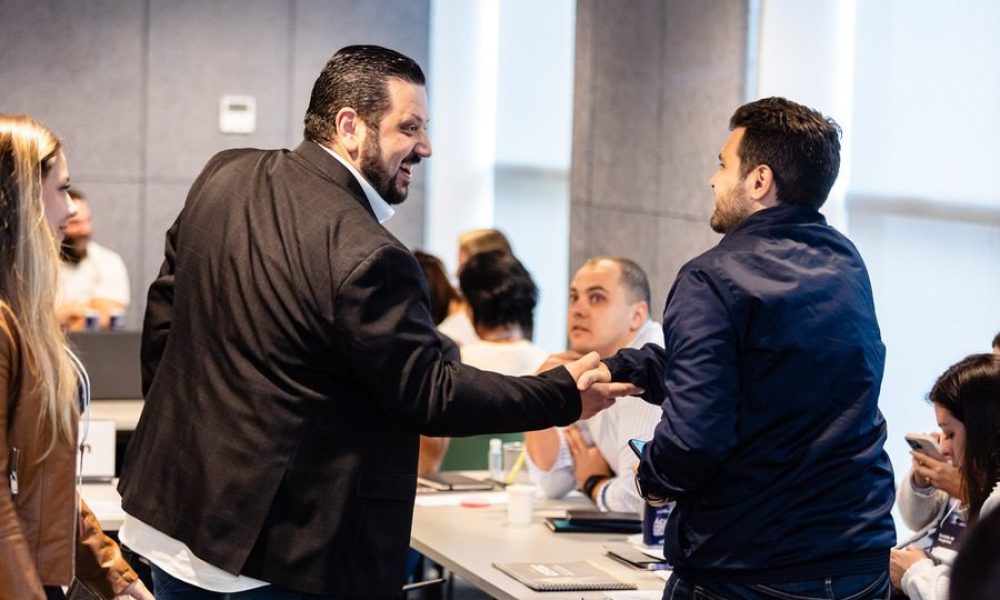 Acordos sendo fechados durante evento Rodada de Negócios