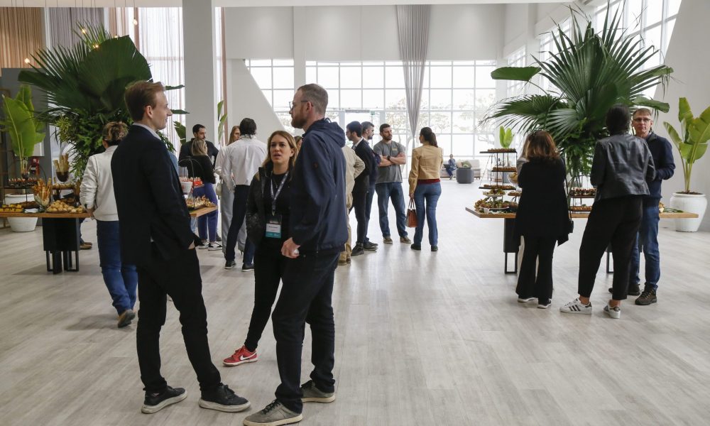Networking em estande de vendas da FG Empreendimentos durante Missão Empresarial SC 2024