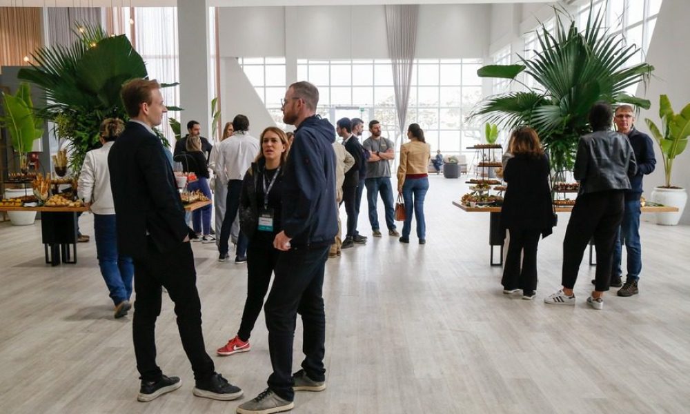 Networking em estande de vendas da FG Empreendimentos durante Missão Empresarial SC 2024