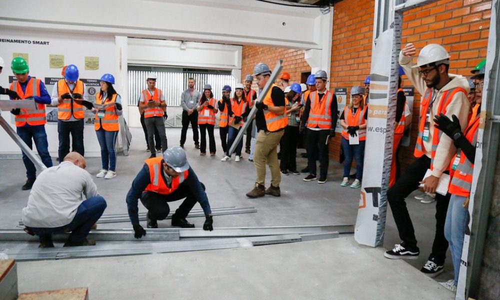 Participantes da Missão Empresarial SC 2024 participando de treinamento para montagem de parede em Steel Frame na Espaço Smart