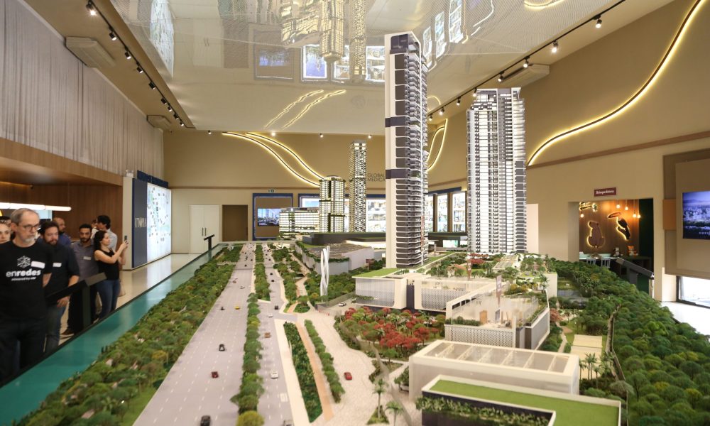 Participantes da Rede conhecendo a maquete do Parque Global (BENX)
