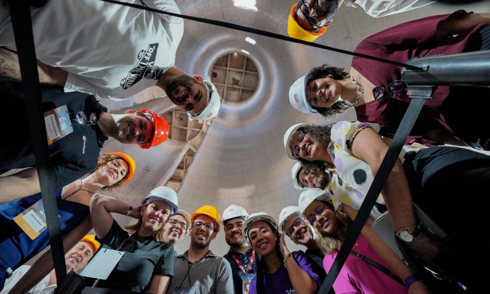 Participantes no interior do projeto Silos Recife com Retrofit para empreendimento residencial na Missão Recife